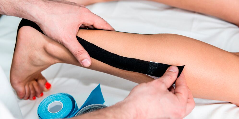Taping bei deformierender Arthrose – Fixierung des Gelenks mit Klebeband